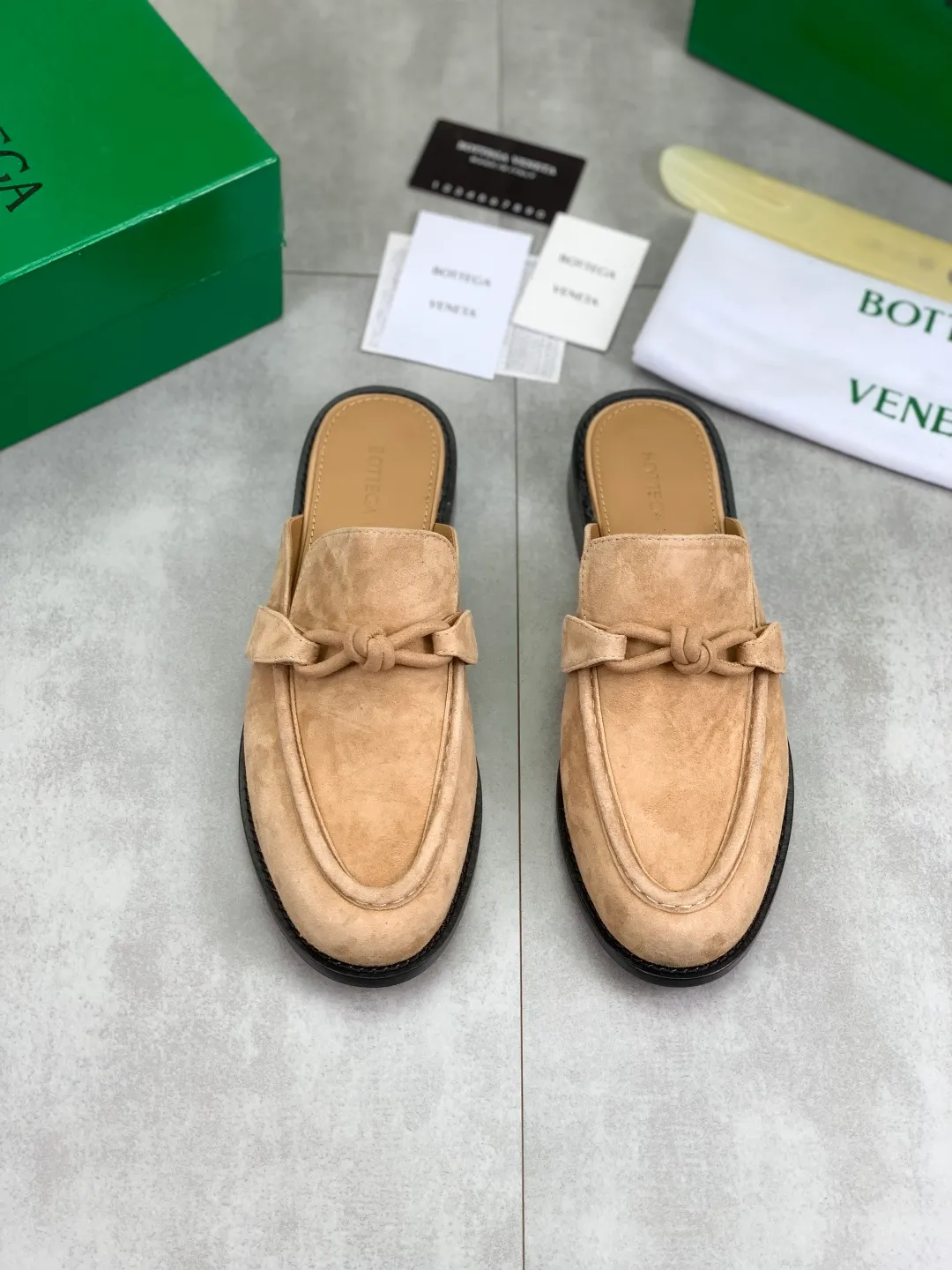 Men's shoes 💰P800 [New model] (genuine leather outsole) water-dyed cow lining 💰High-quality business couple half-slip leather shoes 💎💎💎 BOTTEGA VENETA official website synchronizes the latest top version of BV in the market, accepts material comparison, shoe type comparison, process comparison, practical and textured, versatile and suitable for any occasion, the more you look at it, the more flavorful it becomes. Purely hand-knitted craftsmanship - Upper material, calfskin imported from Italy 🇮🇹 - High-quality water-dyed cowhide lining - Original private model customized leather outsole -Size: Female 35-39 (40 ordered) Male 39-44 (38 45 can be customized) Color: Multiple colors available